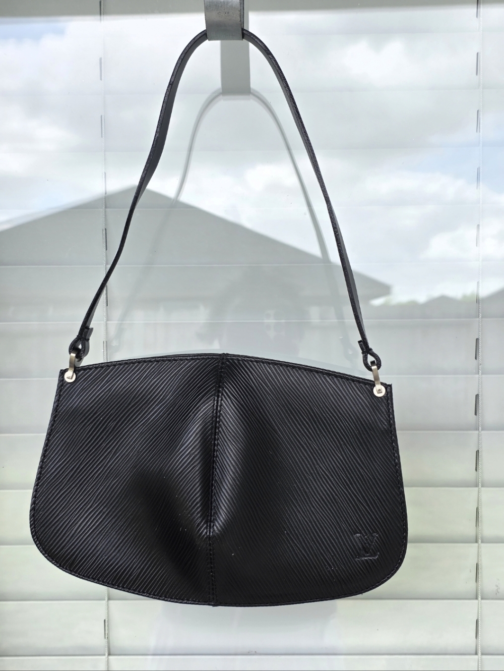 Louis Vuitton Black Women's Shoulder Bag Classic Textured Design Logo - Picture 1 of 13